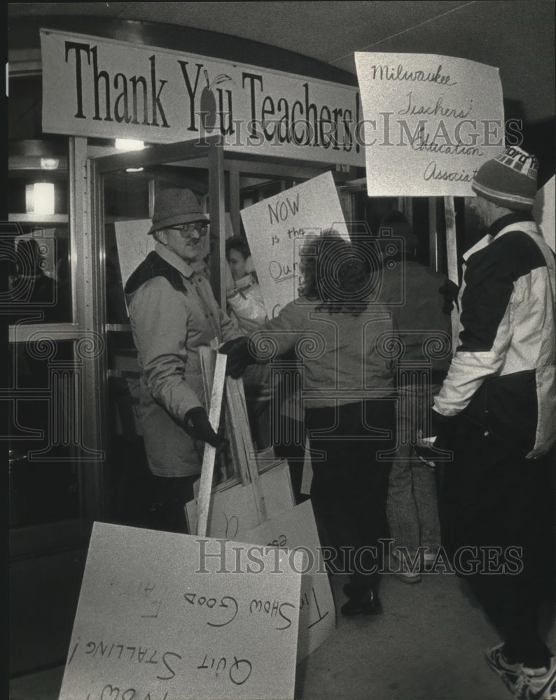1990 Press Photo Milwaukee Teachers Education Association Members Protesting - Historic Images