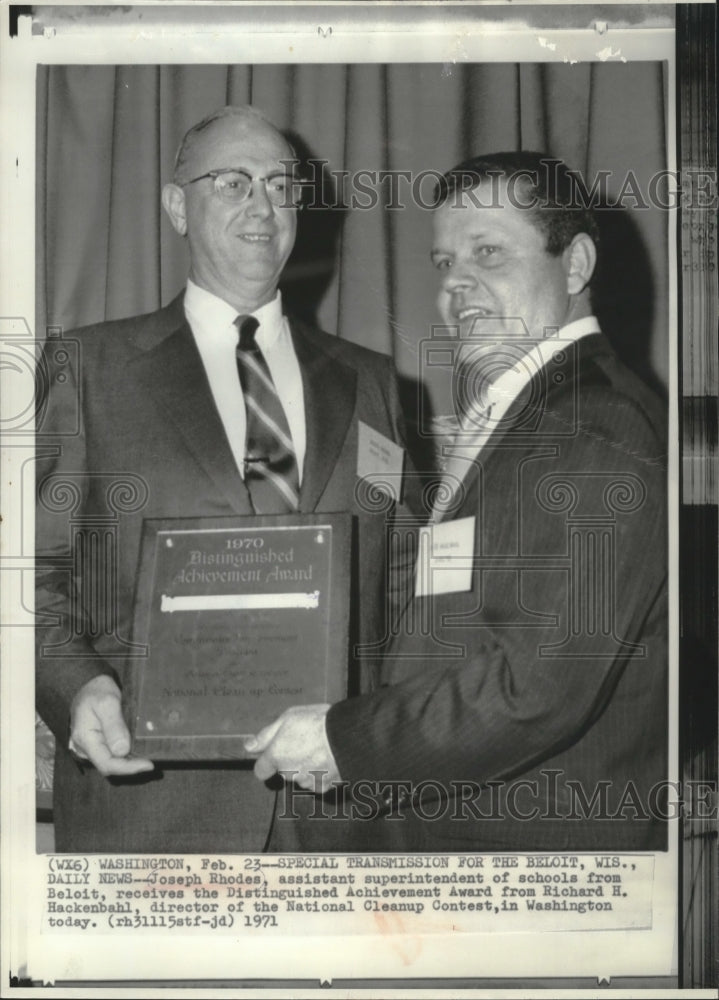 1971 Press Photo Joseph Rhodes gets award from Richard Hackenbahl, Washington.-Historic Images