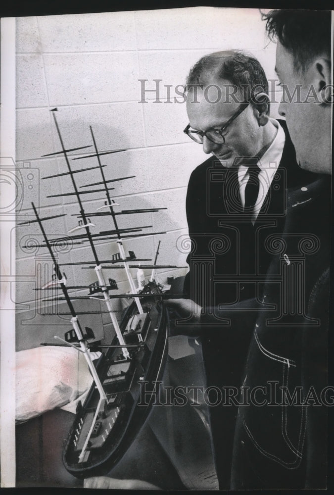 1962 Press Photo An Inmate at Fox Lake Prison with Governor Elect John Reynolds-Historic Images