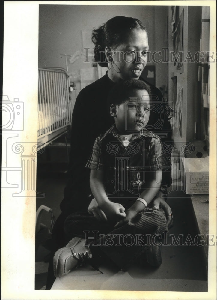 1980 Press Photo Udell Pugh from Milwaukee Children's Hospital, with his mother - Historic Images