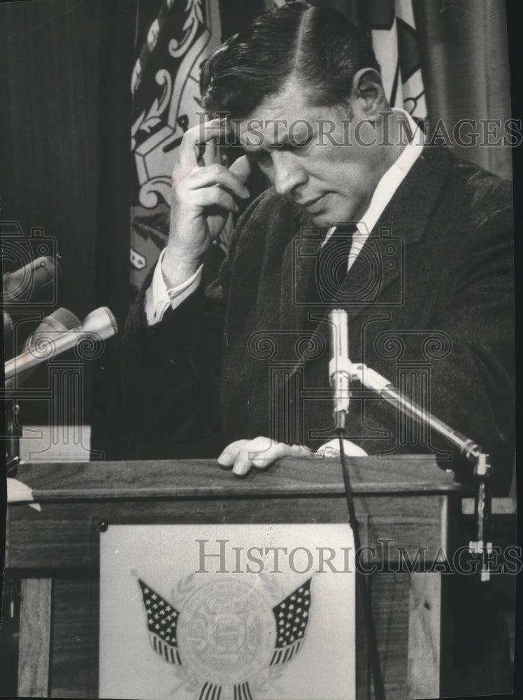 1971 Press Photo Mayor Maier At Press Conference Discusses Blue Flu In Milwaukee - Historic Images