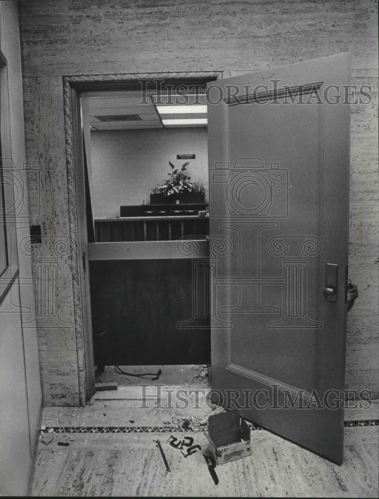 1974 Press Photo A Gate was Built Outside the Milwaukee Court House Offices - Historic Images