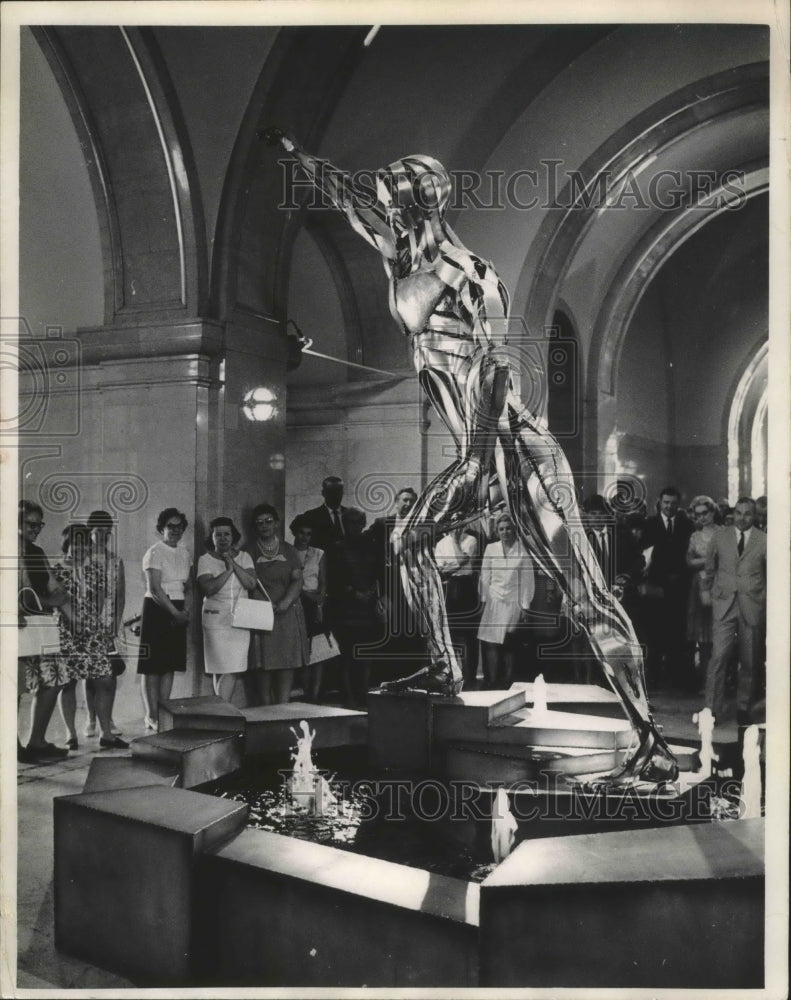1988 Press Photo Inbusch Statue and Fountain in Courthouse Milwaukee, Wisconsin - Historic Images