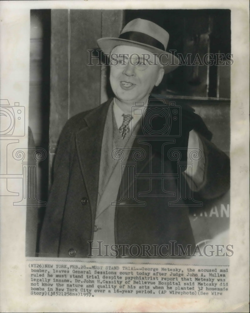 1957 Press Photo George Metesky, the mad bomber, leaves General Sessions Court - Historic Images