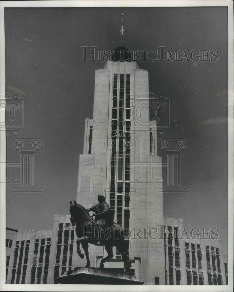 1953 Press Photo National Lottery Building dwarfs &quot;El Cabillito,&quot; Mexico City - Historic Images