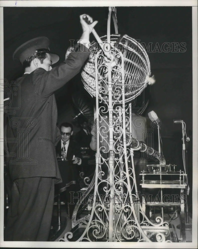 1953 Press Photo Mexico&#39;s Lottery resembles a large Bingo device - mjb44235 - Historic Images