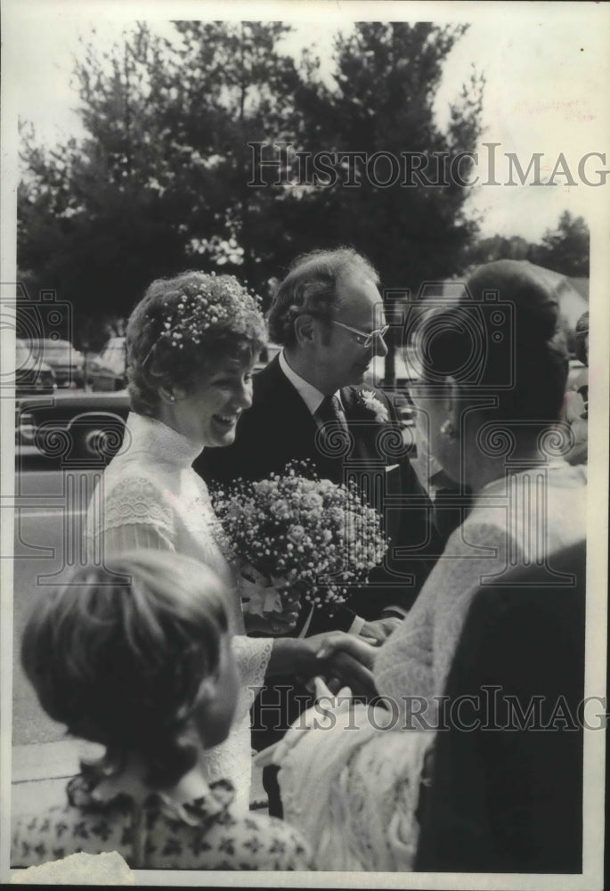 1971 Federal Judge John W. Reynolds and former Miss Jane Conway wed - Historic Images