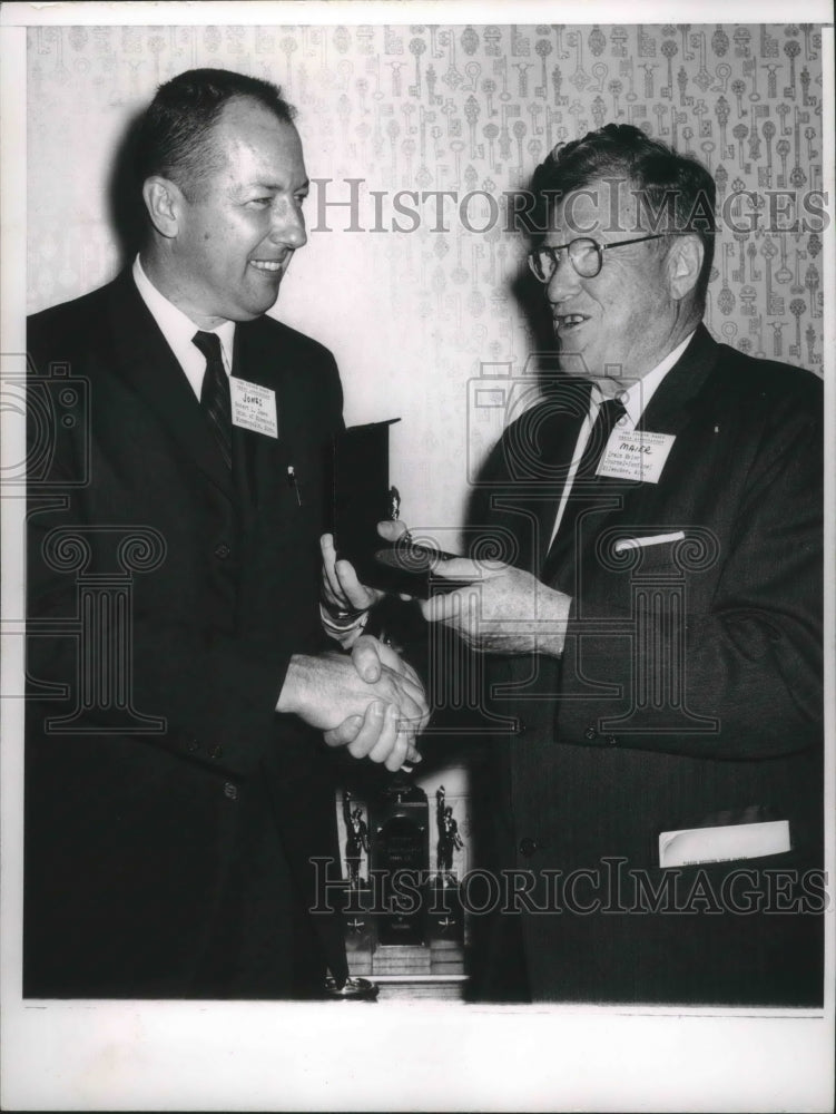1962 Press Photo Robert Jones presents and award to Victor Maier, Chicago. - Historic Images