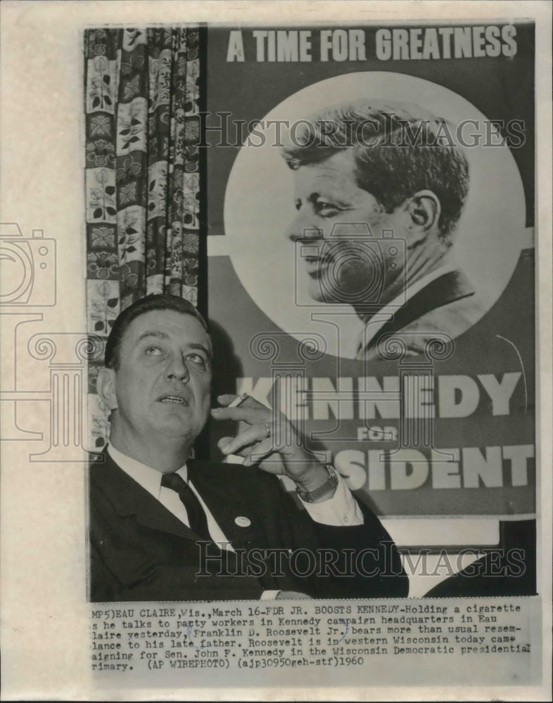 1960 Press Photo Franklin Roosevelt smokes while talking to campaign workers - Historic Images