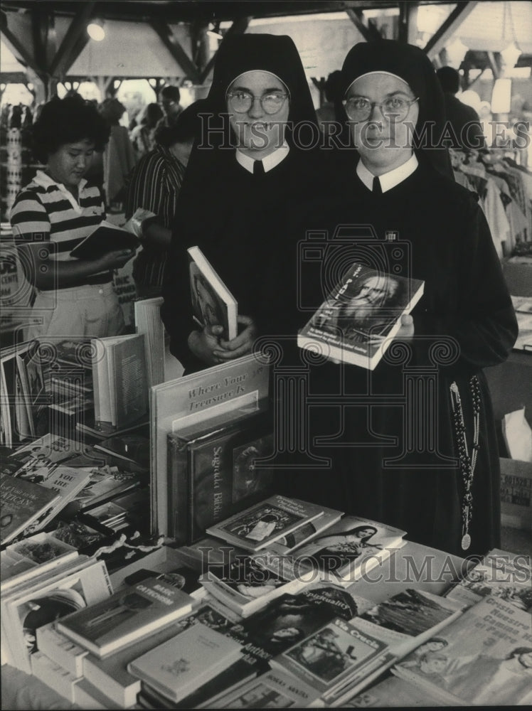 1983 Press Photo Sister Anne and Sister Mary at book booth-Fiesta Mexicana, WI - Historic Images