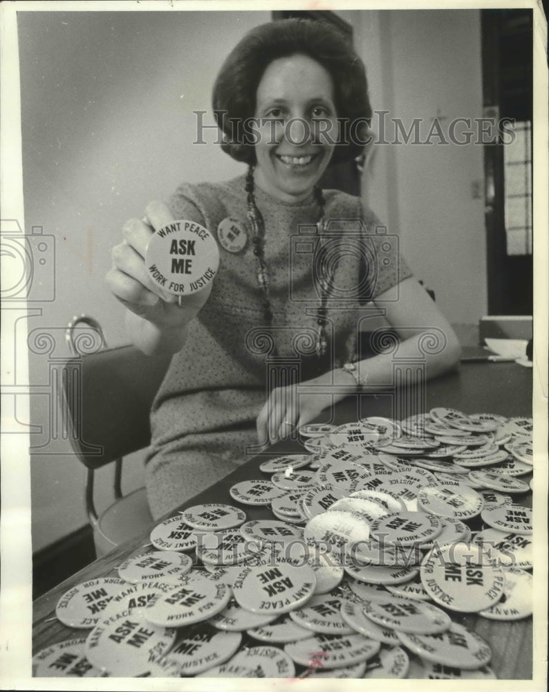 1972 Press Photo Sister Joan Puls shows a &quot;peace&quot; button, Milwaukee - mjb44404 - Historic Images