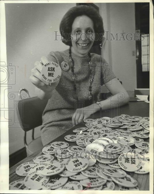 1972 Press Photo Sister Joan Puls shows a "peace" button, Milwaukee - mjb44404 - Historic Images