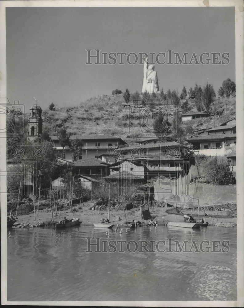 1952 Press Photo Statue of Jose Maria Morelos in the village of Janitzio, Mexico - Historic Images