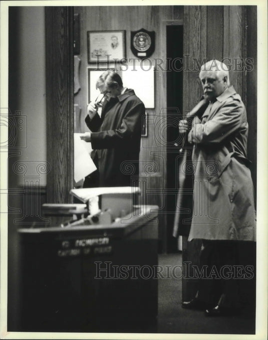 1983 Press Photo Mayor Henry Maier and others in Mayor's office, Milwaukee - Historic Images