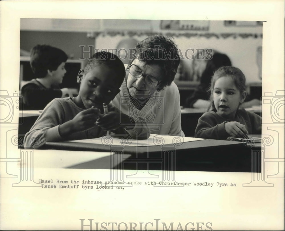 1986 Press Photo Hazel Brom with first graders at Riley Elementary School - Historic Images