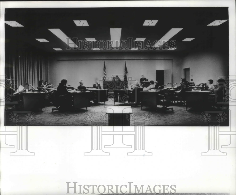 1972 Press Photo Milwaukee School Board Meeting, Milwaukee, Wisconsin - Historic Images