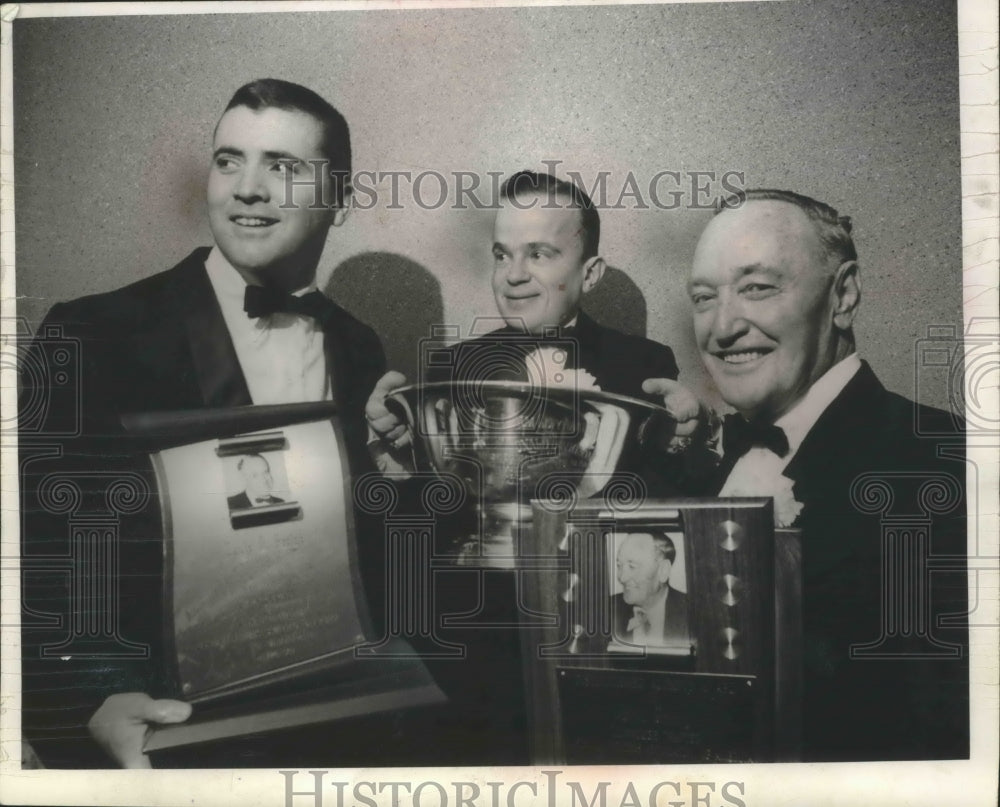 1968 Press Photo Tom Reynolds, Don Davidson, and Fred Haney received awards.- Historic Images