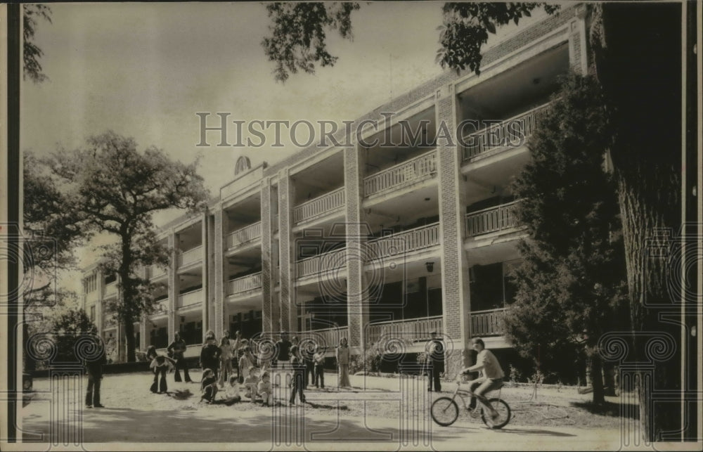 1975 Press Photo Children playing at Sand Springs Orphanage, Sand Springs, OK