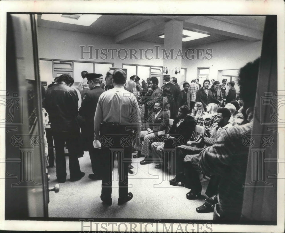 1974 Press Photo Crowded district attorney&#39;s office, Milwaukee - mjb44563 - Historic Images