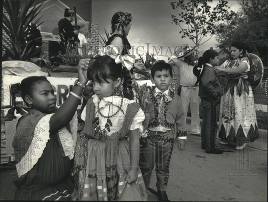 1991 Press Photo Children at the Mexican Independence Day Parade in Milwaukee - Historic Images