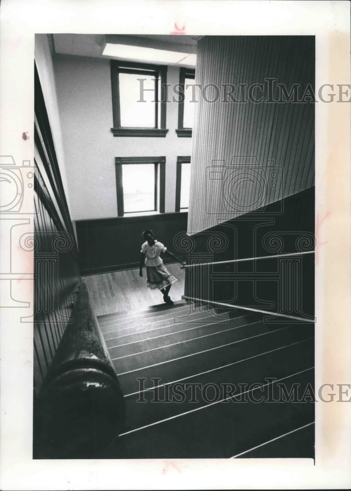 1978 Press Photo Julia Hanna climbed the stairs at Fourth Street School. - Historic Images