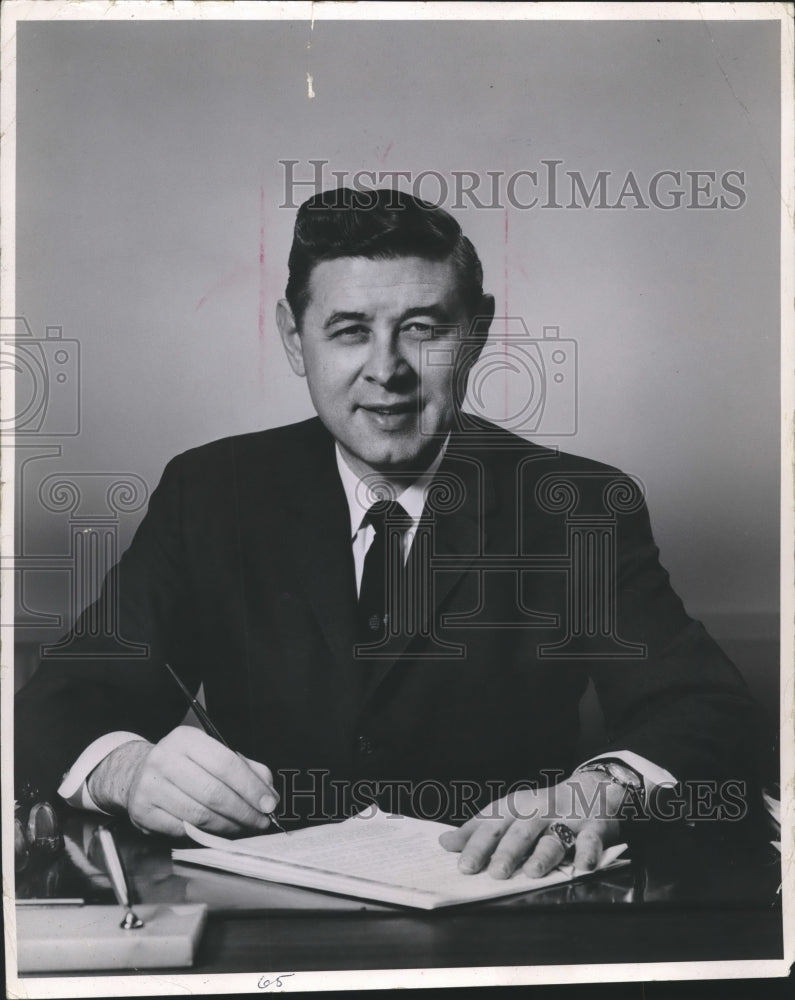 1964 Mayor Henry Maier signing papers.-Historic Images