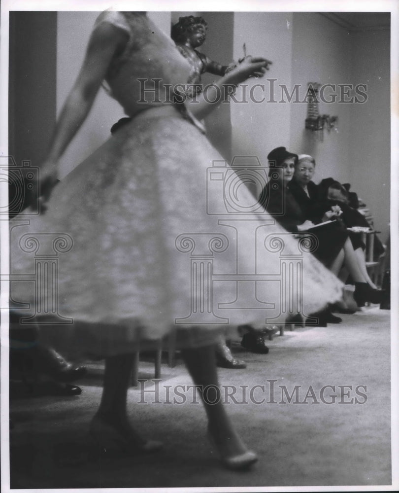1957 Press Photo Newspaperwoman Aileen Ryan watches Miss Ryan runway in new York-Historic Images