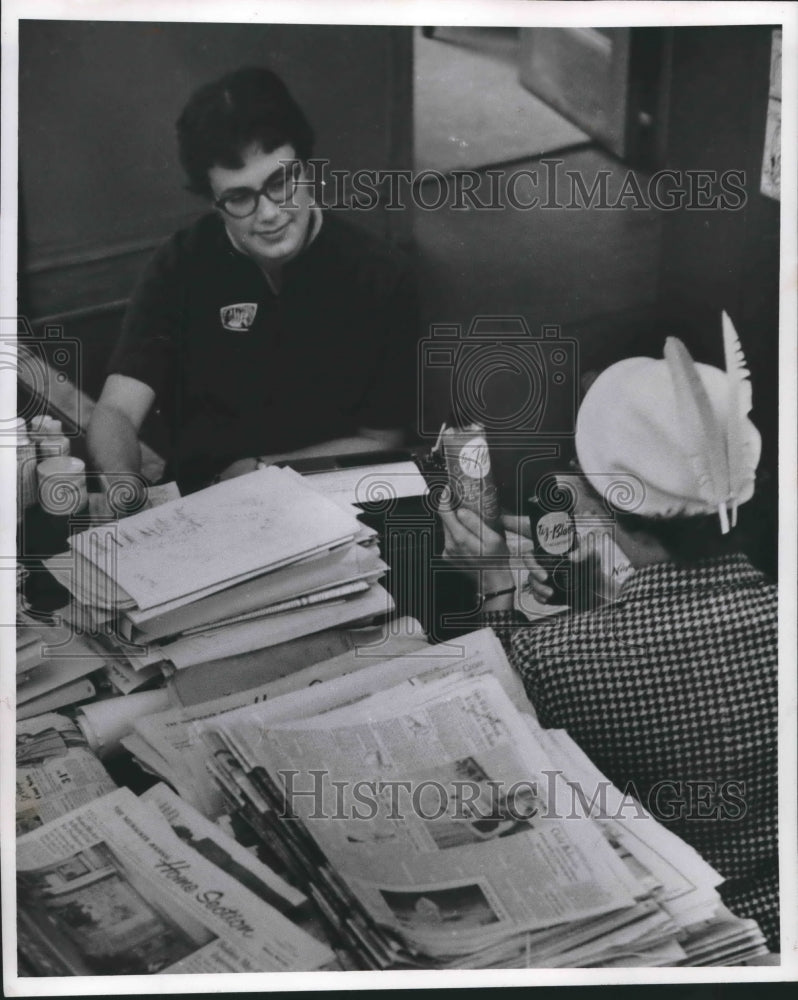 1957 Press Photo Milwaukee Journal business women discuss in Features department - Historic Images