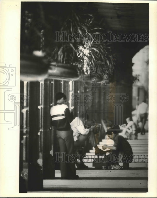 1972 Press Photo Shoe Shiners in Mexico Apply Their Work, Mexico City - Historic Images