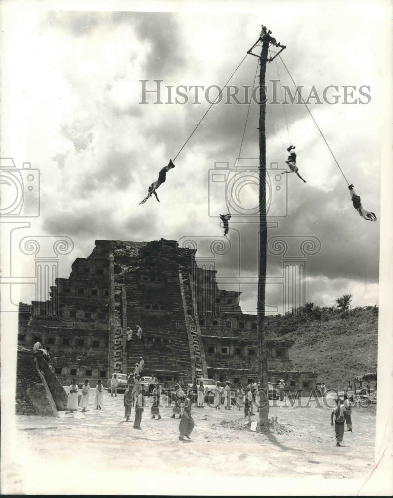 1971 Press Photo Veracruz, Mexico- The Flying Indians of Papantis "Pole Dance" - Historic Images
