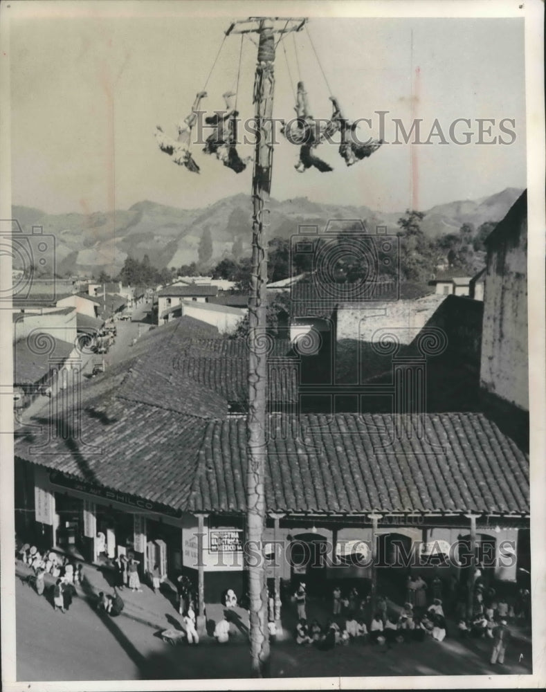 1952 Press Photo Fliers Drop From Platform as a Mexican Custom - mjb44794 - Historic Images