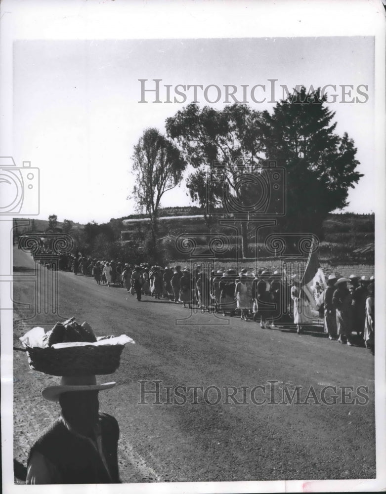 1956 Press Photo Parade of Faith of Catholic pilgrims near Mexico City, Mexico - Historic Images