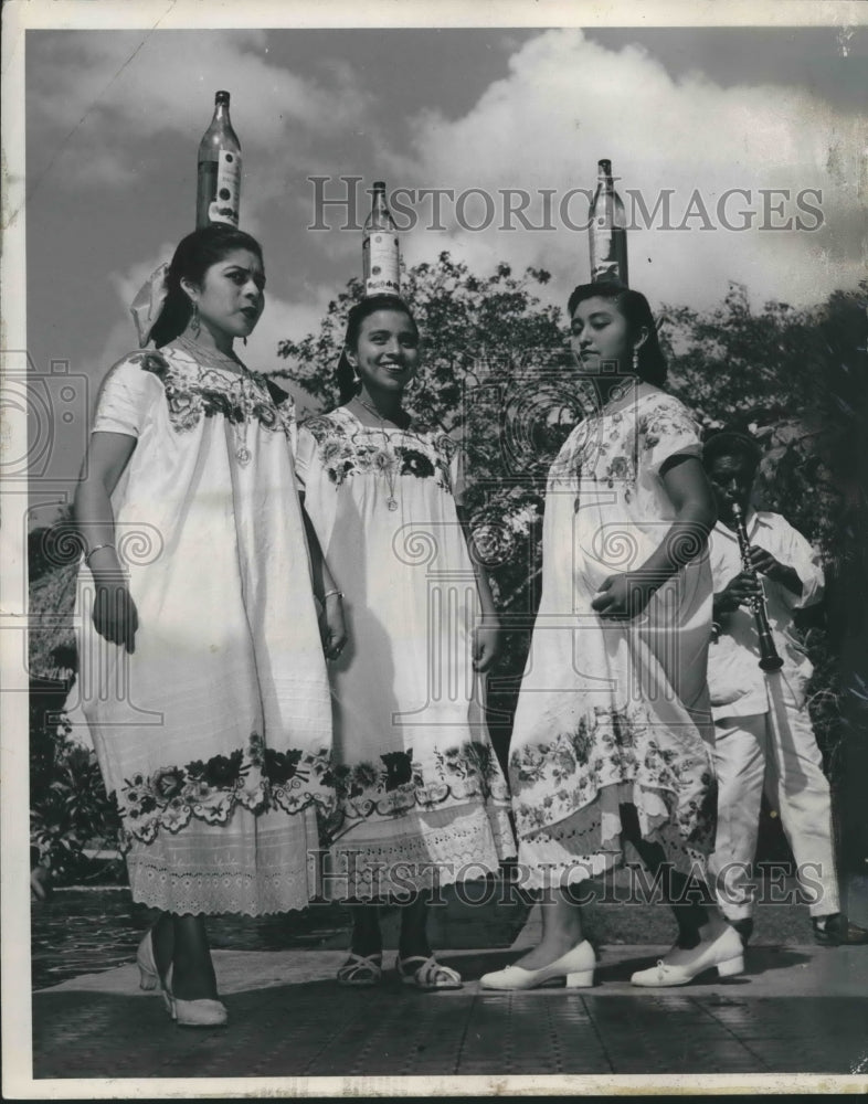 1960 Press Photo Maya Indian women performing the Bottle Dance, Mexico custom - Historic Images