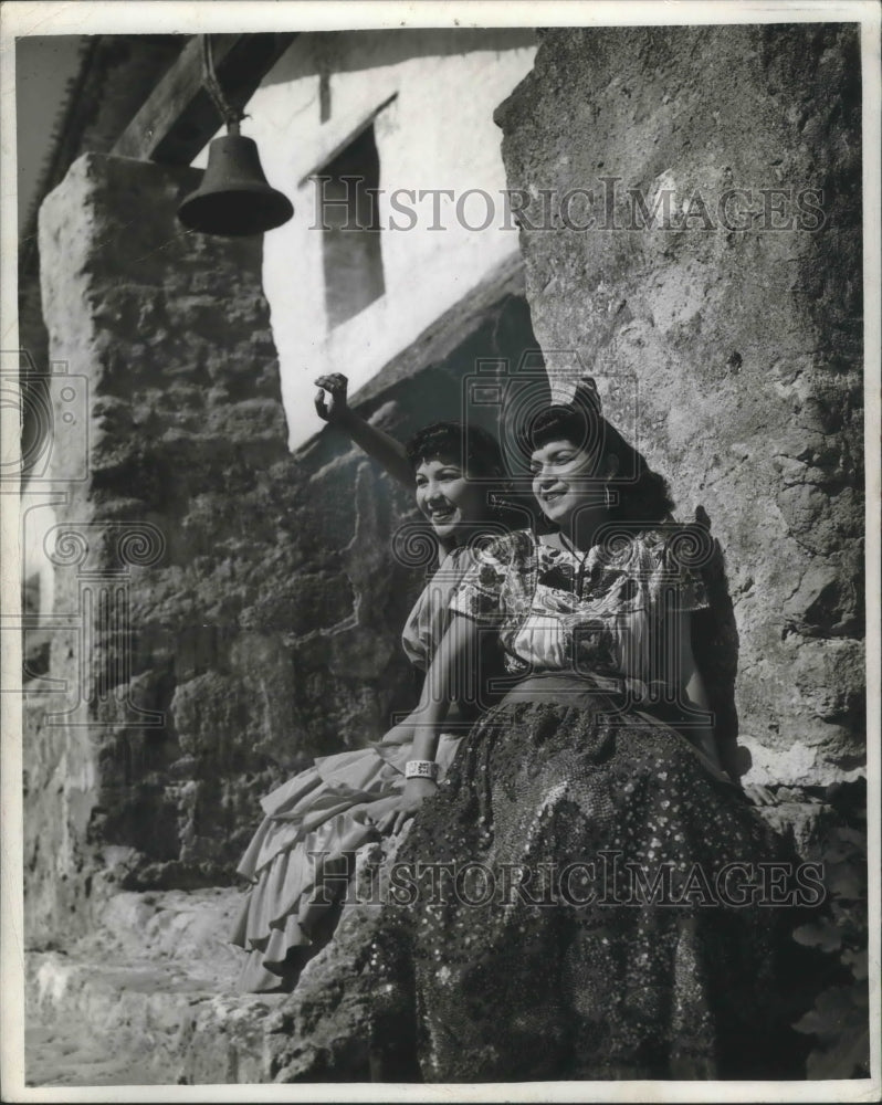 1941 Press Photo Mexican women sitting against stone wall - mjb44801 - Historic Images