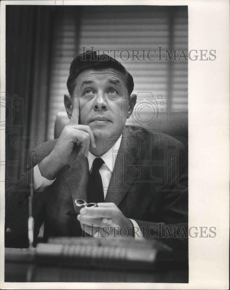 1965 Press Photo Mayor Henry Maier sits in his office at City Hall, Milwaukee - Historic Images