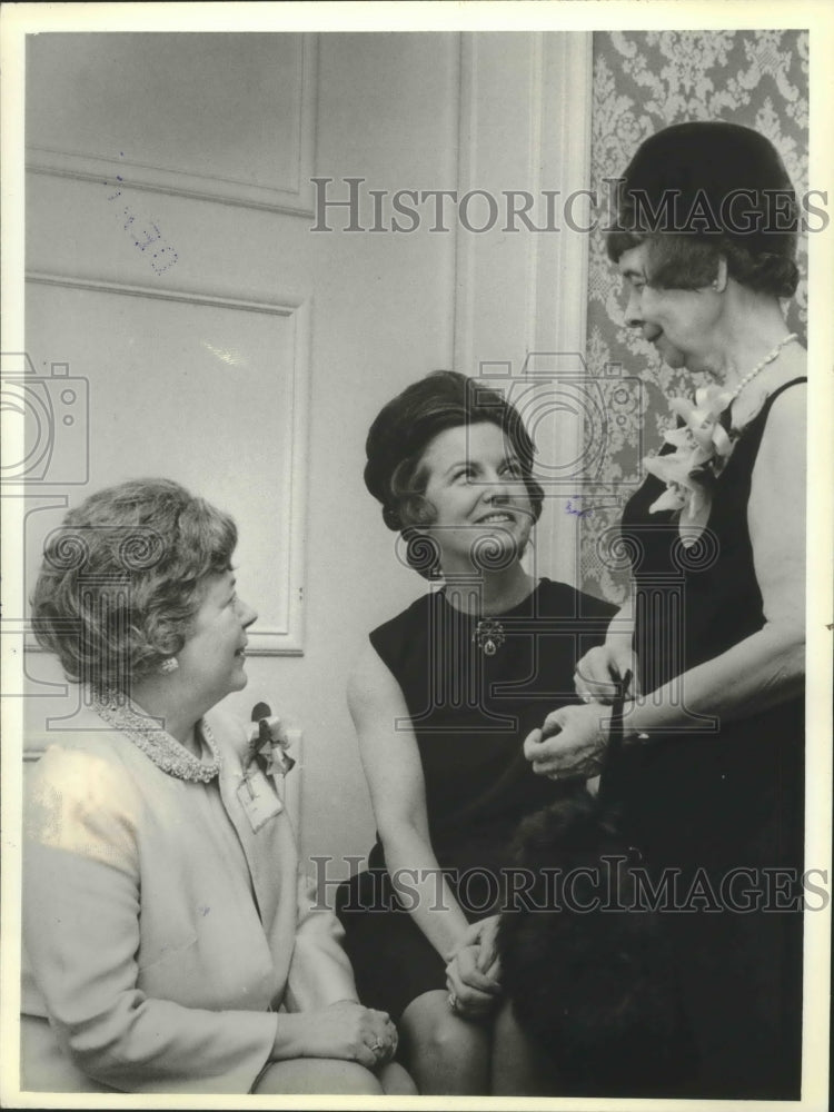 1980 Press Photo Jone Quimby Griggs pictured with Mary Ann Maier - mjb44868 - Historic Images