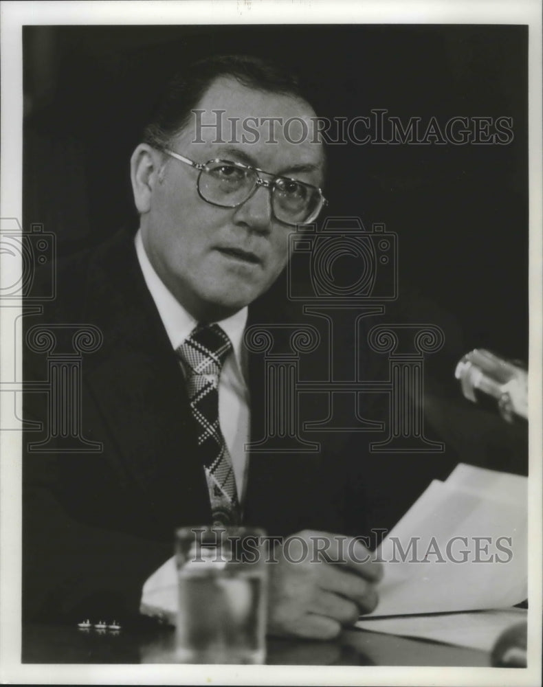 1976 Press Photo Robert P. Griffin, Michigan Senator, at a meeting - mjb44894 - Historic Images