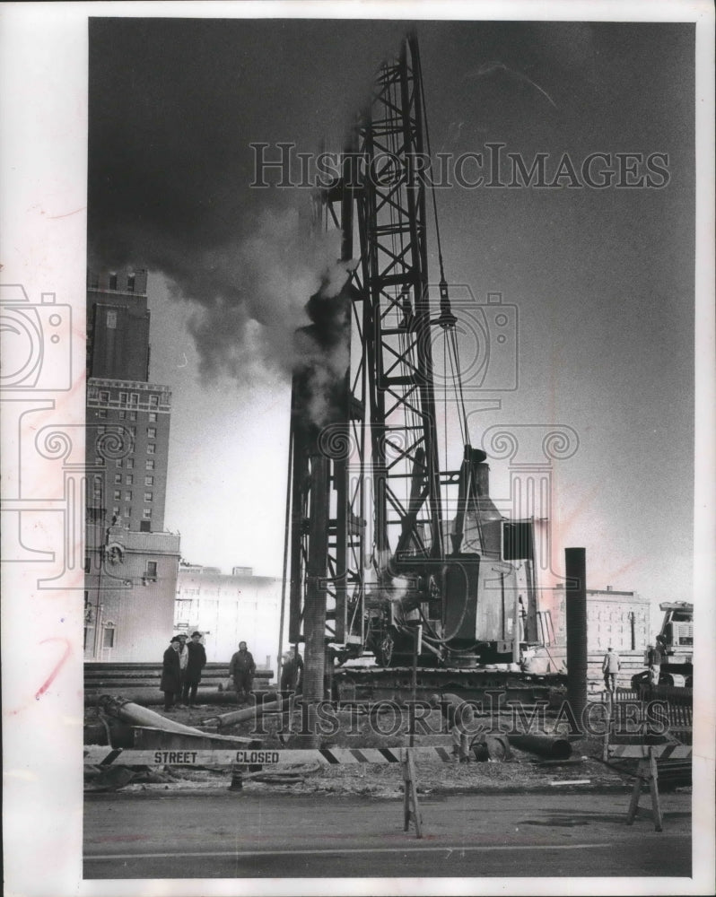 1964 Press Photo Steam rolled from a pile driver, Greyhound Corporation. - Historic Images