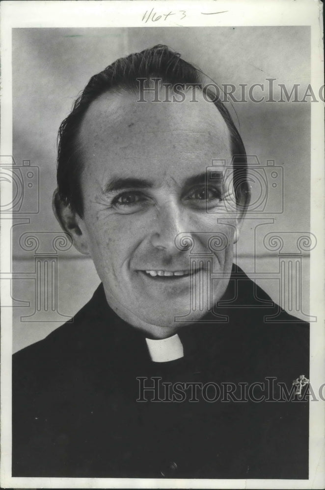 1977 Father Andrew M. Greeley, gave a talk to leaders, Milwaukee. - Historic Images