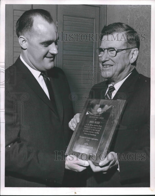 1961 Press Photo Victor Irwin Maier given annual Distinguished Service Award, WI - Historic Images