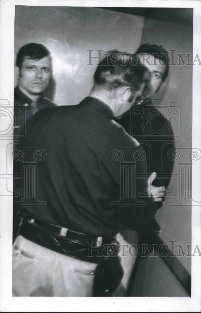 1977 Press Photo Nicholas Miaskowski lead off by Milwaukee police officers.-Historic Images