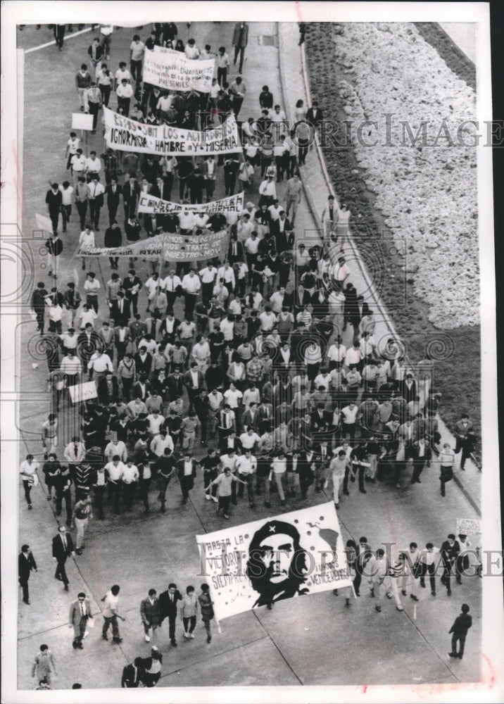 1965 Press Photo Mexican students marching to the Presidential Palace, Mexico - Historic Images