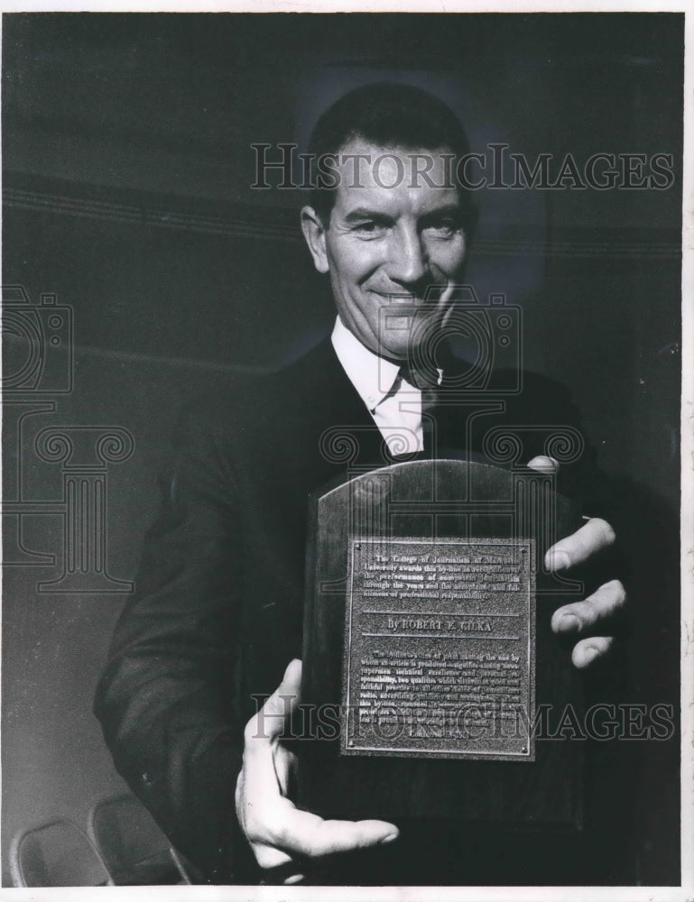 1954 Press Photo Robert Gilka of Milwaukee Journal is awarded the Byline award - Historic Images