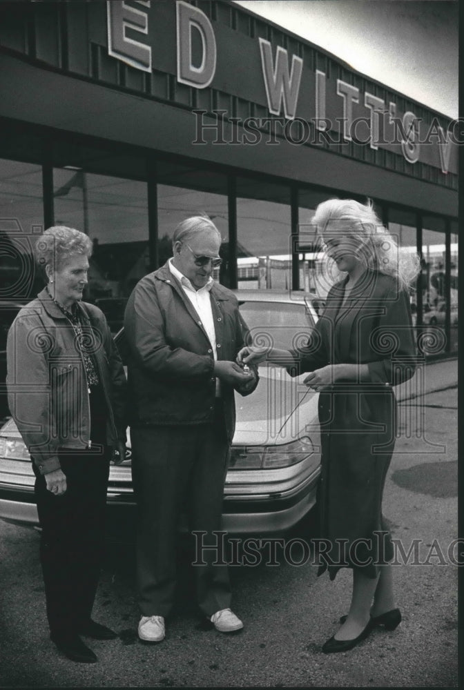 1991 Press Photo Dolores and Jerome Molenda receive new Ford from Michelle Giles