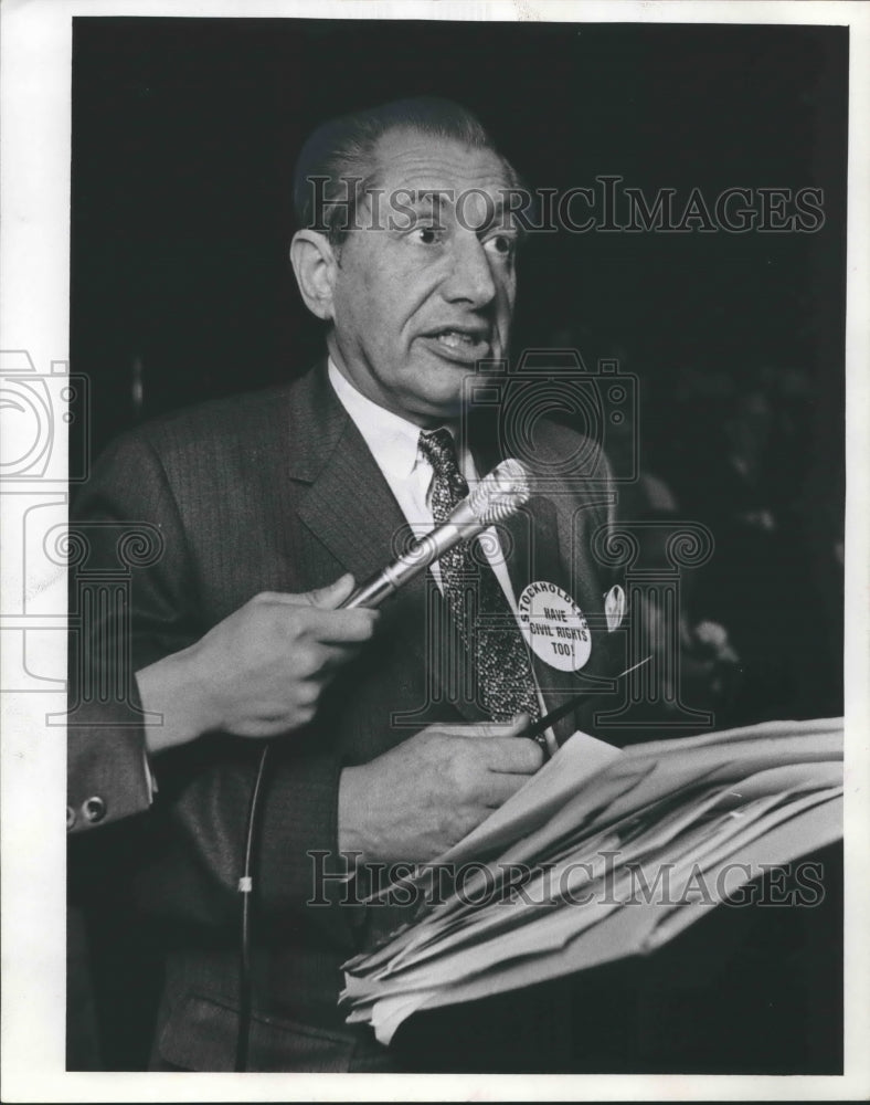 1972 Press Photo Lewis D. Gilbert, American Can Company stockholder, Milwaukee - Historic Images