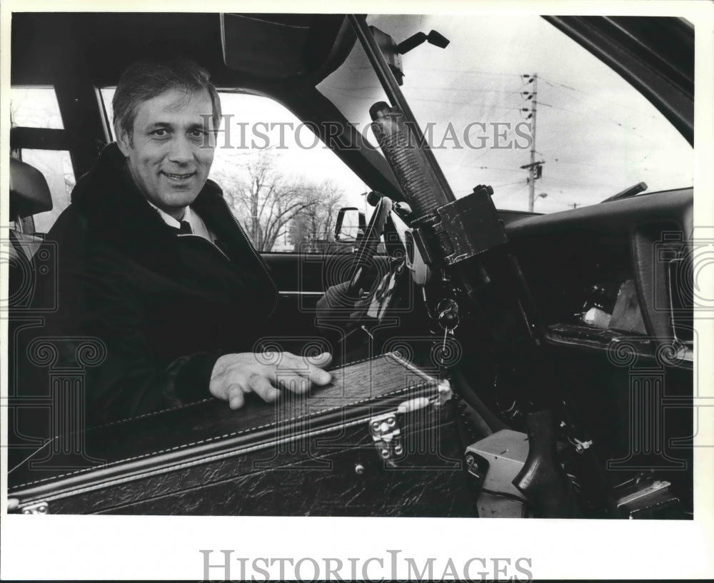 1983 Press Photo Joe Griffiths, police dispatcher and chaplain, West Bend. - Historic Images