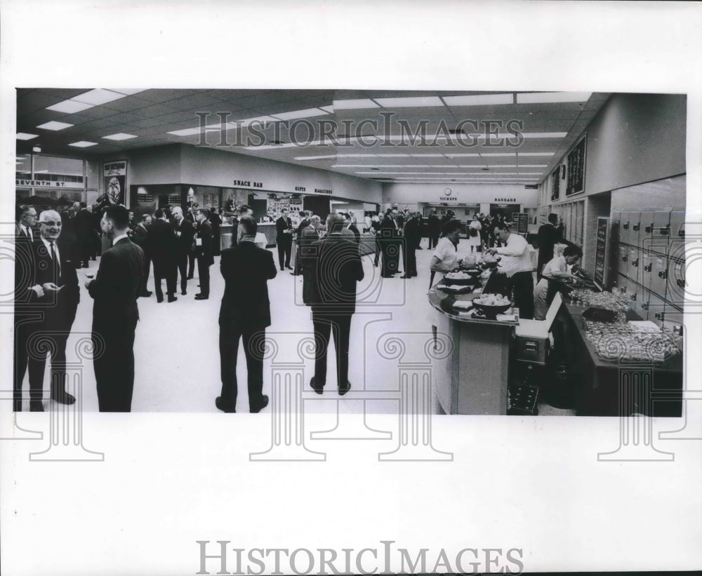 1965 Press Photo Milwaukee&#39;s Greyhound bus depot, 606 North 7th street. - Historic Images