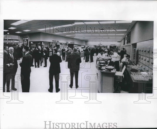 1965 Press Photo Milwaukee's Greyhound bus depot, 606 North 7th street. - Historic Images
