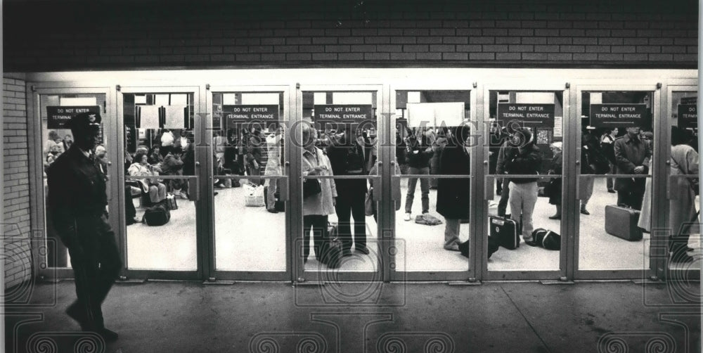 1988 Press Photo Greyhound bus station, Milwaukee, Wisconsin - mjb45329 - Historic Images