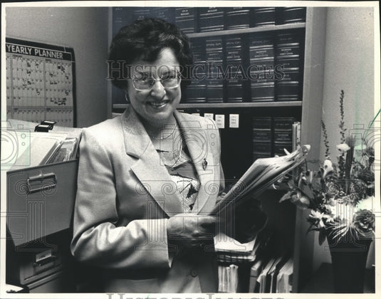 1990 Press Photo Rose Grentenhart, Milwaukee, city clerk in her office. - Historic Images